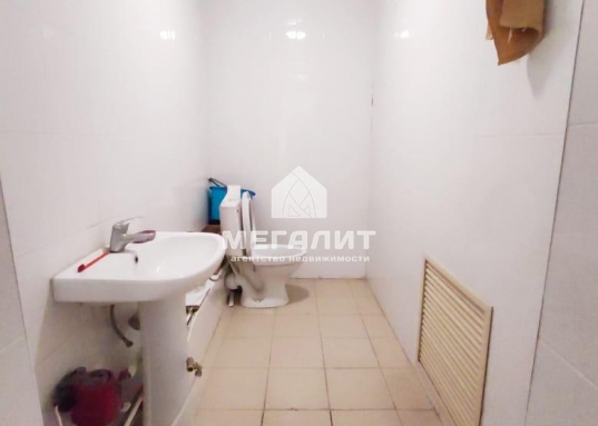 Имеется 3 входных группы: центральный - со стороны дороги и 2 запасных - с бокового и заднего фасадов здания.<br /><br />Помещение идеально подходит по торговлю: удобная планировка (просторный торговый зал 113 кв.м.), хорошая обзорность, место под вывеску.