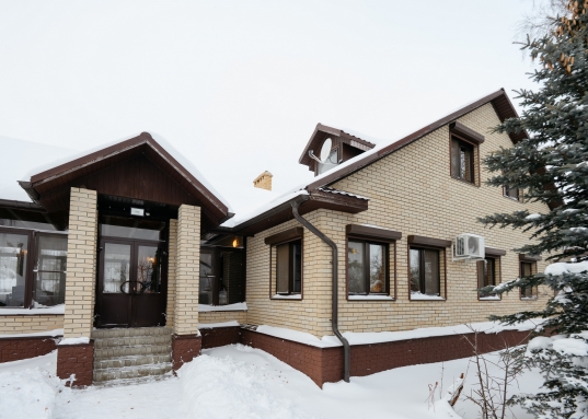 Матюшино прямо на берегу матушки Волги Вы найдете то, о чем мечтали!<br /><br />Дом построен в 2006 году, есть баня, гараж, теплица, летняя кухня с зоной барбекю, выполнено полное благоустройство участка: брусчатка, большое количество декоративных и плодовых деревьев: сосны, ели, кедры, разнообразие можжевельников и туй, яблони, груши, вишни, 6 сортов винограда и многое другое будут радовать Вас каждое лето!<br /><br /><strong><span style="text-decoration:underline;">О доме:</span></strong><br /><br />Год постройки: 2006<br />Площадь 200,6 м2<br />Материал стен: кирпич<br />Фундамент: блочный<br />Количество этажей: 2<br />Количество спален: 5<br />Коммуникации: отопление: индивидуальный газовый котел с насосом, электричество: 380 Вольт, вода: артезианская скважина.<br />Внутренняя отделка: различные сорта древесины - лиственница, сосна, дуб и тд.<br /><br />Дом полностью экологичен, каким и должен быть качественный дом для жизни на природе!<br />Великолепные видовые характеристики в любое время года: летом - бескрайние просторы Волги и щебет птиц, зимой - настоящая Новогодняя сказка!<br /><br /><strong><span style="text-decoration:underline;"> Об участке:</span></strong><br /><br />Площадь участка: 16,27 сот.<br />Участок расположен в 300 метрах от берега Волги.