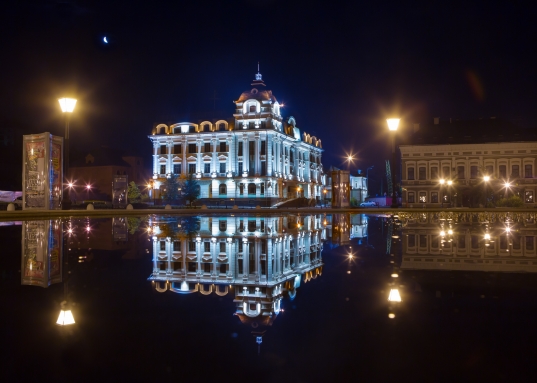 Тукая», в 80 метрах от пешеходной туристической улицы города; <strong>центр деловой и культурной жизни Казани</strong>, столицы Республики Татарстан.<br /><br /><strong>Общая площадь помещения: 486,4 кв.м.<br />Высота потолков: 3,6 метра.</strong><br /> <br />Помещение имеет <strong>5 входных групп:</strong><br />Два отдельных входа с улицы Петербургская; удобный пандус.<br />Один вход со стороны сквера.<br />Два служебных входа/выхода во двор и соседнюю улицу.<br /> <br />Индивидуальную систему приточно-вытяжной вентиляции.<br />Индивидуальные вытяжки для кухни и пекарни, выведены на крышу здания.<br />Электричество: <strong>500 кВт</strong>, возможно увеличение.<br />Имеется <strong>подземный паркинг. </strong><br /><br /><strong>Стоимость продажи:</strong> 610.000 руб./кв.м., в том числе НДС 22%.<br />Общая стоимость: 296,704 млн.руб.<br />В том числе НДС (22%): 53,504 млн.руб.<br />Возможен торг. <br /> <br />Данное помещение выгодно подходит для размещения представительства, клиентского офиса, финансового учреждения, медицинского или косметологического центра, офиса, торгового помещения по продаже дорогостоящих товаров, предприятия общественного питания: ресторана, пивного паба, эксклюзивной кондитерской.