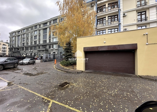 Это не просто жильё, а заявление о статусе: дом расположен в шаговой доступности от здания Госсовета РТ и Кабинета Министров.</p><h4>Ключевые характеристики</h4><ul><li><p><strong>Площадь:</strong> 153.3 м².</p></li><li><p><strong>Этаж:</strong> 4‑й.</p></li><li><p><strong>Год постройки дома:</strong> 2004.</p></li><li><p><strong>Высота потолков:</strong> 3 метра.</p></li><li><p><strong>Особенности планировки: </strong>просторная кухня, столовая-гостиная с французским балконом, рабочий кабинет с панорамными окнами, мастер-спальня с собственным санузлом, гардеробной и лоджией, гостевой санузел при входе.</p></li><li><p><strong>Камерность:</strong> всего 2 квартиры на лестничной площадке — гарантия приватности и спокойствия.</p></li><li><p><strong>Стоимость:</strong> 63 млн рублей (включая парковочное место в подземном паркинге).</p></li></ul><h4>Безупречная отделка и премиальная мебель</h4><p>Квартира ждёт своих хозяев: ремонт выполнен в 2009 году, в ней <strong>никто не жил</strong>.