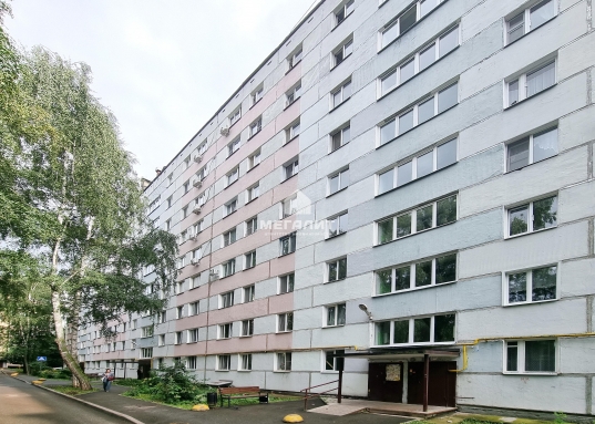 В зале шкаф и новый диван-кровать.