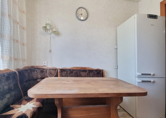 Сдается в первый раз!!!<br /><br />Ленинградка, чистый подьезд, видеодомофон.<br />​​​​​​​Современная территория, видеонаблюдение, детская и спортиная площадки.<br /><br />МЫ ПРОВЕРИЛИ КВАРТИРУ ,ЧТО В НЕЙ ВСЁ ХОРОШО,СОБСТВЕННИК НАДЁЖНЫЙ.<br /><br />ФОТОГРАФИИ НАСТОЯЩИЕ- МЫ ИХ СДЕЛАЛИ САМИ.<br /><br />Чистая и опрятная квартира, техника вся имеется (два телевизора, холодильник, СВЧ, стиральная машина, кондиционер, Интернет), из мебели двуспальная кровать, платяной шкаф, раскладывающийся большой угловой диван, стенка, встроенный шкаф-купе с зеркалом.<br /><br />В шаговой доступности мечеть "Булгар", продуктовые магазины, поликлиника, аптеки, великолепное озеро для прогулок и иные объекты инфраструктуры.