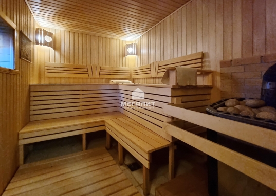  <br /> <br />В доме также имеется  санузел с душевой кабиной, раковиной, унитазом и великолепный хамам. Дополнительными преимуществами можно назвать просторный коридор с вместительной гардеробной и тамбур, позволяющий сократить потери тепла в холодное время года.<br /><br />На 2 этаже предусмотрено четыре отдельные спальни и свой санузел.