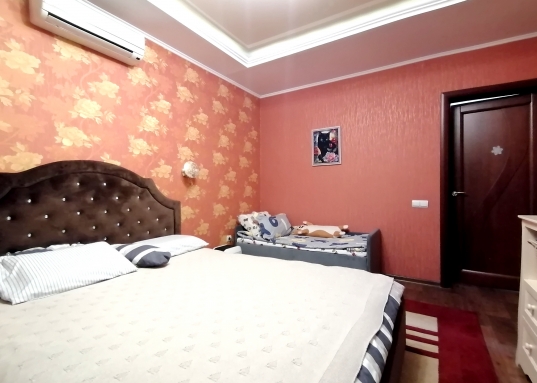 Остаётся кухонный гарнитур со всей техникой.<br /><br />        Чистый подъезд, зеленый двор, рядом остановки общественного транспорта.<br /><br />        Дом расположен в самой востребованной и престижной локации Ново-Савиновского района.