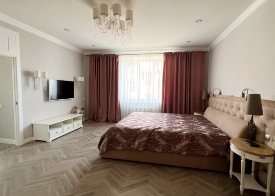 Сдается стильная четырехкомнатная квартира, общей площадью 219,5 кв.м. в малоквартирном элитном доме с индивидуальным отоплением в самом сердце Вахитовского района по ул. Зои Космодемьянской, д. 17.