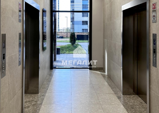 Самая редкая и самая ценная планировка во всем ЖК:<br />                  - <strong>окна входят на разные стороны</strong>, что способствует естественной вентиляции воздуха,<br />                  -<strong> ванная комната с окном</strong> - мечта многих, доступная единицам,<br />                  - укомплектованная и эргономичная <strong>гардеробная</strong>,<br />                  - <strong>приватность пространства</strong> (жилая зона не просматривается при открывании входной двери),<br />                  - <strong>перспектива из окон</strong>, Ваш взгляд не упирается в окна соседнего дома, что способствует стимуляции творческого начала и креативного мышления<br />​​​​​​​3.