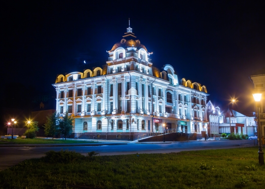 <strong>Продам помещение в центре Казани.<br />В деловом центре премиум-класса, 2009 г.п.</strong><br /><br />Первый этаж, первая линия, ул. Петербургская д.37, в 300 метрах от станции метро «пл.