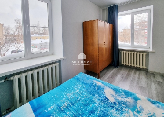 Прекрасная возможность по выгодной цене  купить 2-комнатную квартиру в кирпичном доме  по адресу: г.Казань, Советский район, ул.Журналистов, д.11, расположенную на 3 этаже 5-ти этажного жилого дома. <br /><br />В спальной комнате выполнен ремонт: установлены пластиковые окна, полы ламинат, обои, новая межкомнатная дверь.