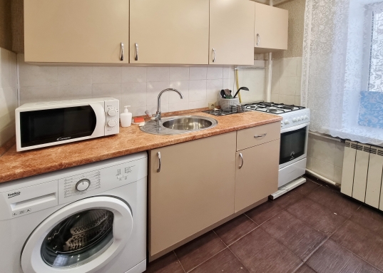 Рядом остановки общественного транспорта, Даурская, Зорге, Латышских Стрелков, Аделя Кутуя, Курчатова, также удобно выехать и заехать  через Вознесенский тракт.<br /><br />Цена 25000 рублей+коммунальные услуги.<br /><br />С уважением, ваш гид в мире недвижимости, Марсель Идиатуллин.<br /><br />АН «Мегалит» основано в 2004 году, 22 года опыта на Вашей стороне.