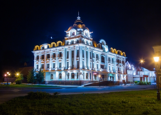 <strong>Продам помещение в центре Казани.<br />В деловом центре премиум-класса, 2009 г.п.</strong><br /><br />Первый этаж, первая линия, ул. Петербургская д.37, в 300 метрах от станции метро «пл.