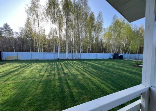 Имеются откатные ворота и калитка.<br /><br />Территория участка богата постройками:<br /><br /><strong><em>- К<em>руглогодичный жилой дом, 42 кв.м.</em></em></strong><br />Дом каркасный, теплый, просторный. <br />Фундамент - винтовые сваи .<ul style="margin-left:40px;"><li>отопление электрическое</li><li>теплый пол по всему дому </li><li>канализация (2 переливных ямы)</li><li>скважина 80м</li><li>интернет, телевидение</li><li>кондиционер</li><li>терраса </li></ul><em><strong>- Погреб </strong></em><ul><li>площадь 6 кв.м.</li><li>глубина 2м.</li></ul><strong><em>- Баня <br />- Дровяник<br />- Хоз.