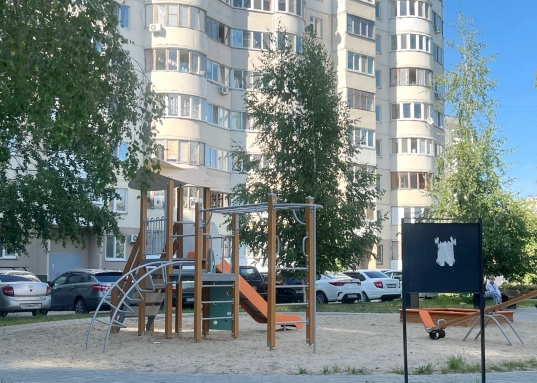 В 10 минутах ходьбы станция метро "Козья Слобода!<br /><br /><em><strong>О квартире:</strong></em><br />-площадь квартиры 55 кв.м<br />- комнаты 18 и 12 кв.м.<br />- кухня 9,5 кв.м<br />- большая лоджия <br />- в квартире хороший ремонт, из мебели- кухонный гарнитур с встроенной техникой, кондиционер, холодильник, диван, шкаф-купе, шкаф в гостиной, стенка, кровать 2-спальная, шкаф в спальне.<br />- раздельный сан.узел в кафеле<br /><br /><br /><em><strong>О доме:</strong></em><br />- выгодное удобное расположение дома<br />- идеально чистый подъезд<br />- детская площадка и благоустроенная территория<br /><br /><strong><em>Инфраструктура:</em></strong><br /><br />Развитая инфраструктура, рядом детские сады и школы, магазины, остановка общественного транспорта, метро<br /><br />Рядом улицы: Чистопольская, Ямашева, Мусина, Четаева, Бондаренко, Абсалямова, Сибгата Хакима, Чуйкова, Короленко.<br />Звоните, договоримся о встрече и покажем в удобное для Вас время.<br /><br /><br /><strong>АН «МЕГАЛИТ» основано в 2004 году.