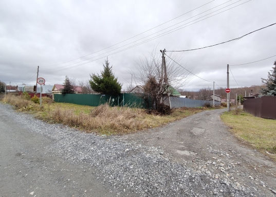 На участке строений нет.