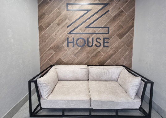 Предусмотрена служба консьерж-сервис.<br />​​​​​​​<br />Кроме того, имеется подземный паркинг - решение вечного вопроса с парковкой (за дополнительную плату можно приобрести 3 машино-места).<br />​​​​​​​<br />Предлагаемая квартира общей площадью 93 кв.м располагается на 5 этаже 6-ти этажного дома, ее отличает удобная планировка и высокие потолки.<br /><br />Просторная, наполненная светом гостиная, большая кухня-столовая, вместительная прихожая и два великолепных санузла.