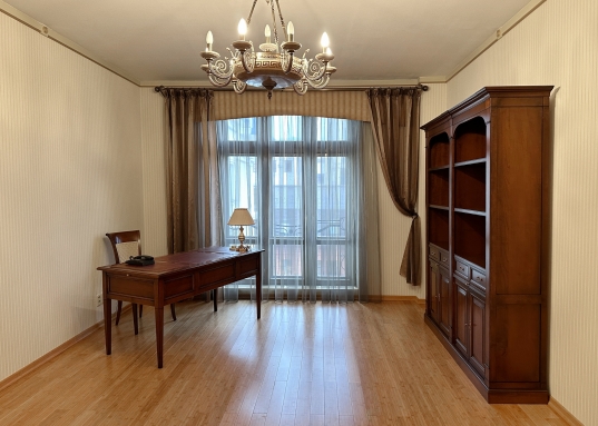 Адрес: ул. Малая Красная, дом 3, Количество комнат: 3, Общая площадь: 153.3 м<sup>2</sup>, Жилая площадь: 85 м<sup>2</sup>, Площадь кухни: 19.5 м<sup>2</sup>, Этаж: 4/5, Тип дома: Кирпичный, Район: Вахитовский