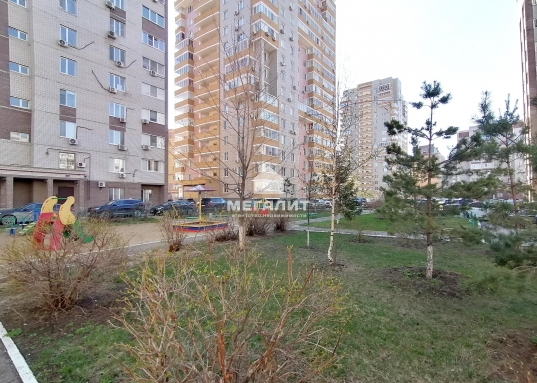 Чистая аккуратная квартира удобной планировки: просторная кухня 15,5кв. м., в гостиной 25кв. выделена зона для досуга детей, либо можно использовать под кабинет, две спальни с балконами, предусмотрена вместительная гардеробная, окна выходят во двор.