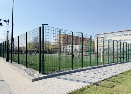 5 топоров) - основана по приказу Петра I как район Адмиралтейства (второго посте Петербургского) для строительства судов Каспийского флота.<br />В рамках начавшейся реновации Адмиралтейской слободы возражден один из старейших в городе парков - Сад рыбака, расположенный в 5 минутах ходьбы от ЖК Адмирал.<br />Ожидается создание делового центра, обширной музейно-рекреационной зоны «Адмиралтейская верфь» с аллеей исторических кораблей, причалами и новой Волжской набережной. <br /><br /> О КОМПЛЕКСЕ:<br />Комплекс сдан в 2026 году.<br />Всего 77 квартир.<br />Приватный двор без машин на стилобате.