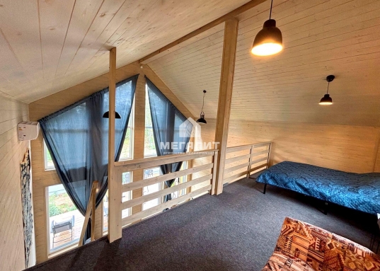 На участке 13 соток два новых меблированных дома, около каждого дома расположены баня и банный чан.