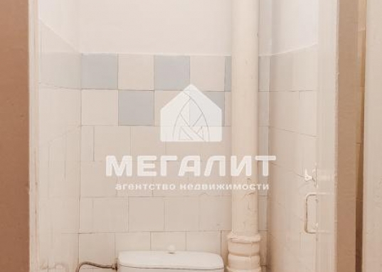 1 (Ново-Савиновский район).<br /><br /><span style="text-decoration:underline;"><em><strong>О квартире:</strong></em></span><br />- общая площадь 61,4 кв.м, с балконом 64,8 кв.м.<br />- 3 раздельные комнаты: 9,9 кв.м, 12,8 кв.м, 15,9 кв.м<br />- кухня правильной квадратной формы 8,4 кв.м<br />- в одной из спален на полу - ламинат, новый стеклопакет на окне<br />- раздельный санузел<br />- застекленная лоджия 8 м в длину, обшита деревом, новые стеклопакеты<br /><br /><span style="text-decoration:underline;"><em><strong>О доме:</strong></em></span><br />- кирпичный<br />- 1983 года постройки<br />- чистый подъезд<br />- благоустроенный зеленый двор с детской площадкой<br />- за домом территория прекрасного парка «Континент»<br /><br /><span style="text-decoration:underline;"><em><strong>Об инфраструктуре рядом:</strong></em></span><br />- остановки общественного транспорта в 3-х минутах ходьбы, включая трамвай<br />- в шаговой доступности детские сады, школы, гимназия<br />- детская поликлиника и больница №7<br />- гипермаркет «Лента», SPAR, ТЦ «Савиново», Ак Барс Арена, Мегастрой и все необходимые магазины<br />- Университет юстиции, КНИТУ-КАИ<br /><br /><span style="text-decoration:underline;"><em><strong>О документах:</strong></em></span><br />- один взрослый собственник<br />- вся сумма в договоре<br />- чистая продажа<br />- никто не прописан и не проживает, ключи в день полного расчета<br /><br />Рядом расположены улицы: Амирхана, Чистопольская, Ямашева, Гаврилова, Адоратского, Чуйкова, Лаврентьева.<br />Звоните, покажем в удобное для Вас время.<br /><br /><strong>С уважением, ваш гид в мире недвижимости, Эльмира Шайдуллина.<br />АН «МЕГАЛИТ» основано в 2004 году.