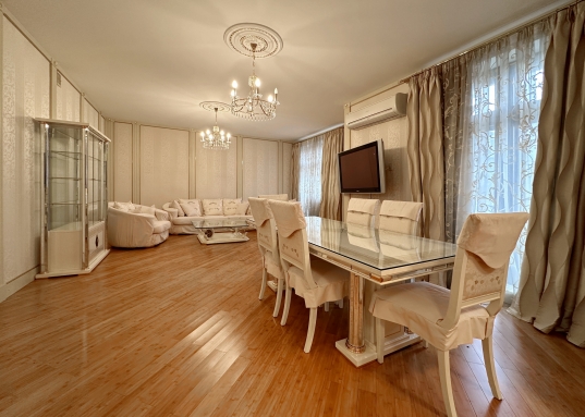 Каждый элемент интерьера подчёркивает изысканный вкус и внимание к деталям:</p><ul><li><p><strong>Полы:</strong> бамбуковый паркет и плитка с системой подогрева — тепло и комфорт в любое время года.</p></li><li><p><strong>Санузлы:</strong> отделка плиткой ручной формовки — эксклюзивная роскошь в каждой детали.</p></li><li><p><strong>Мебель и двери:</strong> массив от итальянских брендов <strong>Turri</strong> и <strong>Buscontti</strong> с элементами декора, покрытыми сусальным золотом.</p></li><li><p><strong>Освещение:</strong> люстры <strong>Swarovski</strong> с кристаллами и полудрагоценными камнями — сияние, достойное королевских покоев.</p></li></ul><h4>Преимущества локации</h4><ul><li><p><strong>Центр власти и бизнеса:</strong> в двух шагах от Госсовета РТ и Кабинета Министров — идеально для тех, кто ценит близость к ключевым государственным и деловым объектам.</p></li><li><p><strong>Респектабельные соседи:</strong> жилой комплекс привлекает людей высокого статуса — бизнесменов и представителей госслужбы.</p></li><li><p><strong>Инфраструктура:</strong> в окружении лучшие рестораны, бутики и культурные учреждения Казани.<br /><br /></p></li></ul><p>Представьте, как вы:</p><ul><li><p>начинаете утро с чашечки кофе на просторной кухне, наслаждаясь тишиной и уютом;</p></li><li><p>принимаете гостей в гостиной, где каждая деталь говорит о вашем безупречном вкусе;</p></li><li><p>возвращаетесь домой после насыщенного дня и паркуетесь в подземном гараже, не беспокоясь о поиске места;</p></li><li><p>проводите вечера в кругу семьи, зная, что живёте в самом сердце города, где всё под рукой.</p></li></ul><p>Эта квартира — не просто недвижимость, а <strong>инвестиция в ваш комфорт и статус</strong>.