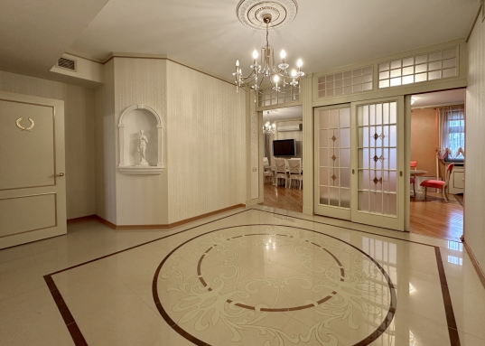 Каждый элемент интерьера подчёркивает изысканный вкус и внимание к деталям:</p><ul><li><p><strong>Полы:</strong> бамбуковый паркет и плитка с системой подогрева — тепло и комфорт в любое время года.</p></li><li><p><strong>Санузлы:</strong> отделка плиткой ручной формовки — эксклюзивная роскошь в каждой детали.</p></li><li><p><strong>Мебель и двери:</strong> массив от итальянских брендов <strong>Turri</strong> и <strong>Buscontti</strong> с элементами декора, покрытыми сусальным золотом.</p></li><li><p><strong>Освещение:</strong> люстры <strong>Swarovski</strong> с кристаллами и полудрагоценными камнями — сияние, достойное королевских покоев.</p></li></ul><h4>Преимущества локации</h4><ul><li><p><strong>Центр власти и бизнеса:</strong> в двух шагах от Госсовета РТ и Кабинета Министров — идеально для тех, кто ценит близость к ключевым государственным и деловым объектам.</p></li><li><p><strong>Респектабельные соседи:</strong> жилой комплекс привлекает людей высокого статуса — бизнесменов и представителей госслужбы.</p></li><li><p><strong>Инфраструктура:</strong> в окружении лучшие рестораны, бутики и культурные учреждения Казани.<br /><br /></p></li></ul><p>Представьте, как вы:</p><ul><li><p>начинаете утро с чашечки кофе на просторной кухне, наслаждаясь тишиной и уютом;</p></li><li><p>принимаете гостей в гостиной, где каждая деталь говорит о вашем безупречном вкусе;</p></li><li><p>возвращаетесь домой после насыщенного дня и паркуетесь в подземном гараже, не беспокоясь о поиске места;</p></li><li><p>проводите вечера в кругу семьи, зная, что живёте в самом сердце города, где всё под рукой.</p></li></ul><p>Эта квартира — не просто недвижимость, а <strong>инвестиция в ваш комфорт и статус</strong>.