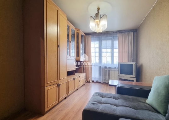 Сдается в первый раз!!!<br /><br />Ленинградка, чистый подьезд, видеодомофон.<br />​​​​​​​Современная территория, видеонаблюдение, детская и спортиная площадки.<br /><br />МЫ ПРОВЕРИЛИ КВАРТИРУ ,ЧТО В НЕЙ ВСЁ ХОРОШО,СОБСТВЕННИК НАДЁЖНЫЙ.<br /><br />ФОТОГРАФИИ НАСТОЯЩИЕ- МЫ ИХ СДЕЛАЛИ САМИ.<br /><br />Чистая и опрятная квартира, техника вся имеется (два телевизора, холодильник, СВЧ, стиральная машина, кондиционер, Интернет), из мебели двуспальная кровать, платяной шкаф, раскладывающийся большой угловой диван, стенка, встроенный шкаф-купе с зеркалом.<br /><br />В шаговой доступности мечеть "Булгар", продуктовые магазины, поликлиника, аптеки, великолепное озеро для прогулок и иные объекты инфраструктуры.