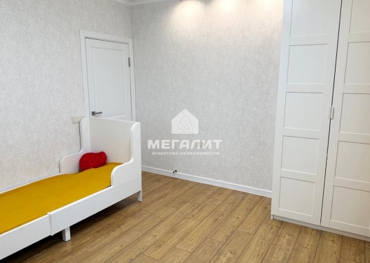 В квартире установлена хорошая система освещения, теплый пол в ванной комнате, бойлер, интернет, кабельное телевидение, домофон.