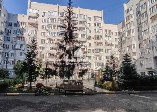 Новая техника: холодильник, стиральная машина, пылесос, микроволновка, тостер.<br />Комната 19 кв.м, кухня 11 кв.м, просторный санузел, 2 застекленные лоджии.<br />Рядом улицы: Сибгата Хакима, Амирхана, Адоратского, Ямашева, Гаврилова, Нигматуллина.<br />Сдается семейной паре без детей и животных на долгий срок.