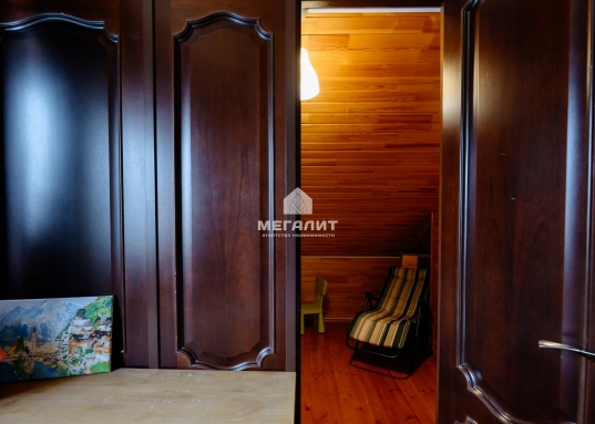 Организован спуск на воду для катера.<br />В 100 метрах от дома благоустроен родник с вкуснейшей водой, сразу за которым можно прогуляться по лесу.<br /><br /><br /><span style="text-decoration:underline;"><strong>Юридические аспекты:</strong></span><br /><br />Единственный собственник, без залогов и обременений.<br />Все документ готовы для сделки, а дом - для новоселья!<br />​​​​​​​Возможен обмен, торг.<br /><br />​​​​​<br /><br /><em>Приобретая этот дом, Вы приобретаете не просто стены - Вы получаете стиль жизни, наполненный умиротворением, гармонией и счастливым временем, проведенным с близкими людьми.</em><br /><br />Рядом находятся: Верхний Услон, Нижний Услон, Ключищи, Печищи, Моркваши, Октябрьский, Никольское<br /><br /><p><strong>С уважением, ваш гид в мире недвижимости, Шахимарданова Гузель.</strong></p><p><strong>АН «МЕГАЛИТ» основано в 2004 году.