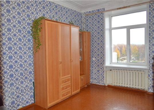 Красивый вид из окон на живописный парк "Крылья Советов" и культурный центр им. Ленина, где активно действуют детские кружки, секции и проходят многочисленные культурные мероприятия.<br /><br />* Общая площадь: <strong>71,5 м²</strong><br /><br />* Планировка:<br />Площадь: 71,5 кв.м, просторная и продуманная планировка.<br />- <strong>Гостиная</strong>: 18,9 кв.м, подходящее место для приёма гостей и семейных мероприятий.<br />- <strong>Спальни</strong>: первая комната площадью 16,8 кв.м, вторая – 11,8 кв.м, каждая из которых предоставляет массу возможностей для создания собственного уютного уголка.<br />- <strong>Кухня</strong>: 11 кв.м плюс отдельная кладовка, где удобно расположится всё необходимое оборудование и принадлежности.<br /><br />* Потолки: Высокие, создающие ощущение простора и свободы.<br />* Огромные окна высотой до 2 метров обеспечивают максимальное освещение.<br />*Подоконники: достаточной ширины, где можно обустроить удобное место для чтения книг или работы с ноутбуком.<br />* Санузел: раздельный, удобен для семьи.<br />* двор с обустроенной детской площадкой и парковочными местами.<br />* Окружение: парк «Крылья Советов», Дворец культуры им. Ленина с детскими творческими кружками.<br />*Транспортная доступность: 5 минут пешком до станции метро «Авиастроительная».<br />*Инфраструктура района радует разнообразием услуг и заведений:<br />- Спортивный комплекс «Триумф» позволит заниматься фитнесом и плаванием без поездок далеко от дома.<br />- Медицинская помощь доступна в больнице №12, расположенной неподалёку.<br />- Образовательные учреждения рядом гимназией №36 и детский садик во дворе.<br />- Детский футбольный клуб «Рубин» приглашает юных спортсменов развивать свои таланты.<br /><br />Рядом улицы: Дементьева, О.Кошевого, Лукина, Ленинградская, Максимова, Тэцевская, Лядова, Тимирязева<br /><br /><strong>Преимущества "сталинки":</strong><br /><br />✅ Просторные комнаты с высокими потолками и качественной звукоизоляцией.<br />✅ Возможность реализации ваших дизайнерских идей благодаря толстым стенам и удобным планировкам.<br />✅ Великолепная вентиляция и качественная строительная отделка.<br />✅ Развитая инфраструктура района, удобные дворы с зелеными зонами и детской площадкой.<br />✅ Идеальное сочетание исторической атмосферы и современной инфраструктуры.<br /><br /><br />​​​​​​​<br />Покупателям предоставляется уникальная возможность самостоятельно спроектировать интерьер, добавив оригинальные черты и элементы, отражающие их личный стиль и вкусы.<br /><br />Эта квартира станет идеальным выбором для тех, кто ценит качество строительства, размеренность быта и комфортное проживание.