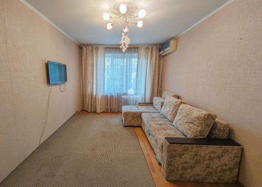 Сдаётся однокомнатная квартира в Ново-Савиновском районе, по ул. Адоратского 27Б.<br />Общая площадь 33 кв.м.<br />Вся мебель и техника для комфортного проживания в квартире есть.<br />Кухня:<br />- микроволновая печь<br />- духовой шкаф<br />- электрический чайник<br />- холодильник<br />- обеденный стол и стулья<br />Зал :<br />- встроенный шкаф-купе ( письменный стол встроен)<br />- раскладной диван<br />- кондиционер<br />Санузел в плитке имеется стиральная машина и большое зеркало.<br />Дом находится на пересечении улиц Маршала Чуйкова и Адоратского в тихом бесшумном месте,<br />в шаговой доступности остановка наземного транспорта "Роддом -1".<br />Множество детских садов и школ:<br />- ​Детский сад №86 комбинированного вида "Красная шапочка"<br />- ​Детский сад №393 комбинированного вида "Задоринка"<br />- Детский сад "Гномик"<br />- Детский сад №129 комбинированного вида "Улыбка" и многие др.<br />- Средняя общеобразовательная русско-татарская школа №103 <br />- Средняя общеобразовательная школа №132 с углубленным изучением иностранных языков<br />- Средняя общеобразовательная татарско-русская школа №113 с углубленным изучением отдельных предметов им. Героя России М.Р.