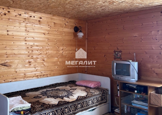 В доме есть все для комфортной жизни, остается мебель и техника: 2 водонагревателя, холодильник, диван, двуспальная кровать и две одноместные кровати, стол, кухня, плита.<br />Есть уютная терраса со столом, раковина на улице.<br /><br /><strong>Об участке:</strong><br />Участок правильной формы, площадью 3,3 соток.
