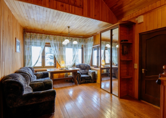 Матюшино прямо на берегу матушки Волги Вы найдете то, о чем мечтали!<br /><br />Дом построен в 2006 году, есть баня, гараж, теплица, летняя кухня с зоной барбекю, выполнено полное благоустройство участка: брусчатка, большое количество декоративных и плодовых деревьев: сосны, ели, кедры, разнообразие можжевельников и туй, яблони, груши, вишни, 6 сортов винограда и многое другое будут радовать Вас каждое лето!<br /><br /><strong><span style="text-decoration:underline;">О доме:</span></strong><br /><br />Год постройки: 2006<br />Площадь 200,6 м2<br />Материал стен: кирпич<br />Фундамент: блочный<br />Количество этажей: 2<br />Количество спален: 5<br />Коммуникации: отопление: индивидуальный газовый котел с насосом, электричество: 380 Вольт, вода: артезианская скважина.<br />Внутренняя отделка: различные сорта древесины - лиственница, сосна, дуб и тд.<br /><br />Дом полностью экологичен, каким и должен быть качественный дом для жизни на природе!<br />Великолепные видовые характеристики в любое время года: летом - бескрайние просторы Волги и щебет птиц, зимой - настоящая Новогодняя сказка!<br /><br /><strong><span style="text-decoration:underline;"> Об участке:</span></strong><br /><br />Площадь участка: 16,27 сот.<br />Участок расположен в 300 метрах от берега Волги.