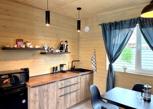  Дома полностью готовы к приему гостей (обставлены мебелью и техникой) — <strong>доход с первого дня после покупки.</strong><br /><br />    <strong>Ключевые характеристики</strong><br />- Местоположение: с.