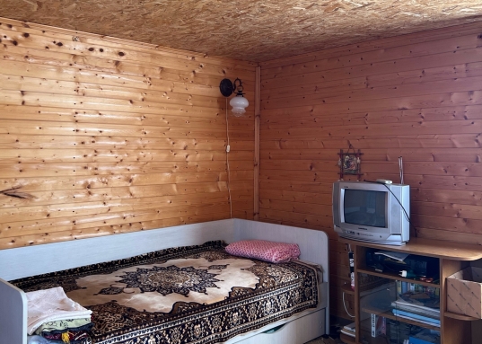 В доме есть все для комфортной жизни, остается мебель и техника: 2 водонагревателя, холодильник, диван, двуспальная кровать и две одноместные кровати, стол, кухня, плита.<br />Есть уютная терраса со столом, раковина на улице.<br /><br /><strong>Об участке:</strong><br />Участок правильной формы, площадью 3,3 соток.
