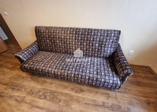 Квартира с хорошим ремонтом, вся техника и мебель есть.