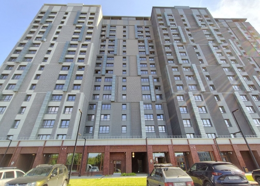 Квартира находится по улице Назиба Жиганова 2А, рядом с торговым центром Мега.<br /><br />​​​​​​​<strong>Однокомнатная квартира</strong> на 8 этаже 19-этажного дома площадью 29,80 кв.м. с просторной кухней 8,92 кв.м. Квартира <strong>в предчистовой отделке</strong>, что <strong>дает возможность</strong> новым владельцам <strong>воплотить свои дизайнерские идеи</strong>.<br /><br />Жителям дома предоставляются наземные и подземные парковки,"двор без машин", закрытая территория, детские и спортивные площадки, круглосуточная охрана и видеонаблюдение. Система IP-домофонии с вызывной панелью и со встроенной камерой поддерживает функцию Face-ID.