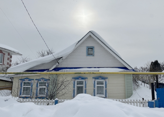 постройки, теплица.<br />Высажены плодоносящие деревья и кустарники.<br /><br />О ДОКУМЕНТАХ:<br />Документы проверены на юр.