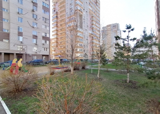 Чистая аккуратная квартира удобной планировки: просторная кухня 15,5кв. м., в гостиной 25кв. выделена зона для досуга детей, либо можно использовать под кабинет, две спальни с балконами, предусмотрена вместительная гардеробная, окна выходят во двор.