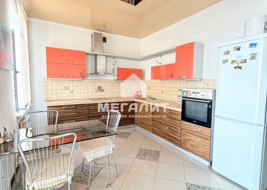 Просторная светлая комната с выделенной спальной зоной , большая кухня-столовая с выходом на балкон.