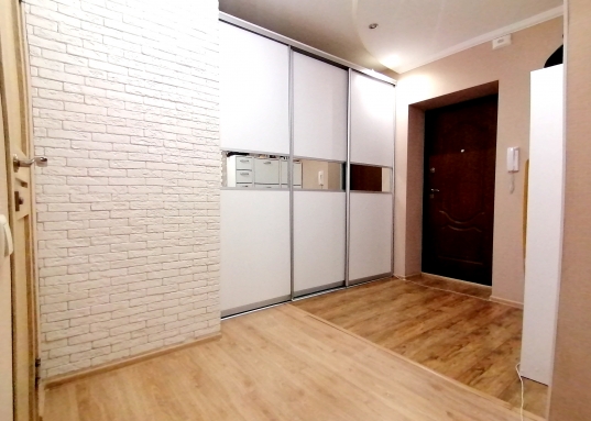 Огороженная территория, безбарьерная среда, консьерж-сервис.