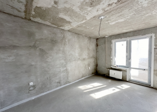 Дом полностью заселен!<br /><br />Квартира с увеличенными оконными проемами, очень светлая, не угловая. <br />Предчистовая отделка: стяжка пола, разведена электрика, установлена добротная входная металлическая дверь, остекленная лоджия.<br /><br />Огороженная придомовая территория, автоматические въездные ворота.<br />Во дворе детская площадка и внушительная наземная парковка, благодаря чему у Вас всегда будет место для автомобиля!<br /><br />В шаговой доступности ст.