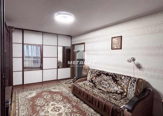 Уютная, хорошая квартира с ремонтом, общей площадью 54кв.м. Имеется вся необходимая мебель и техника, для комфортного проживания: кухонный гарнитур, посудомойка, холодильник, СВЧ, электрический чайник, стол, стулья, стиральная машина автомат, в комнатах спальный гарнитур и  мягкая мебель, а также стенка, шкафы для одежды, гладильная доска, утюг, сушилка для белья.