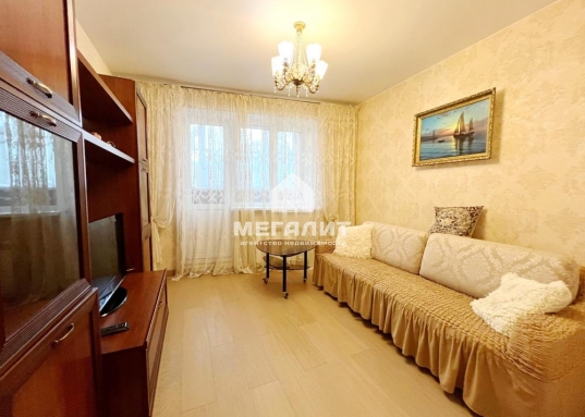 В продаже 2-комнатная квартира 60 кв.м. в кирпичном доме 2013 года постройки.<br />Чистая, светлая, уютная квартира расположена на 2 этаже 17-этажного кирпичного дома в Московском районе по адресу ул. Декабристов, 89В.<br /><br />До центра города 5 минут на машине, до станций метро «Козья слобода» и «Яшьлек» 10 мин пешком.<br /><br /><strong>О квартире:</strong><br />- комнаты 15,9 и 11,6 кв.м.<br />- просторная кухня правильной формы со встроенным гарнитуром и техникой 16 кв.м.<br />- санузел совмещен в кафеле, установлен водонагреватель, стиральная машина<br />- лоджия обшита и застеклена<br />- в квартире хороший ремонт в светлых тонах.<br /><br /><strong>О доме:</strong><br />- дом 2013 года постройки<br />- закрытая территория<br />- наземная парковка<br /><br /><strong>Об инфраструктуре:</strong><br />- остановка общественного транспорта в 2-х минутах ходьбы<br />- рядом гимназия №12, школа №135, три детских сада<br />- в шаговой доступности ТРЦ "Тандем", множество магазинов, ДК Химиков и «Сосновая Роща»<br /><br /><strong>О документах:</strong><br />- один взрослый собственник<br />- более 5 лет в собственности<br />- квартира без долгов и обременений<br />- проходит по ипотеке<br />- свободна от проживания.<br /><br /><br />Рядом находятся улицы: М.