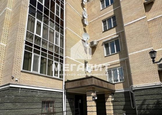 Адрес: ул. Зои Космодемьянской, дом 17, Количество комнат: 4, Общая площадь: 220 м<sup>2</sup>, Жилая площадь: 105 м<sup>2</sup>, Площадь кухни: 20 м<sup>2</sup>, Этаж: 2/6, Тип дома: Кирпичный