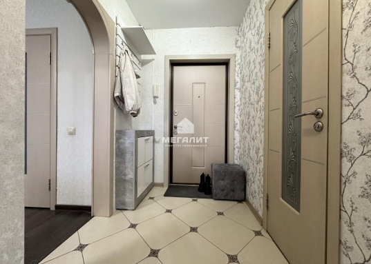 И что не мало важно: <strong>дом удобно расположен вначале ЖК</strong>, вдали от шумных магистралей, но при этом рядом с местным ТЦ, поликлиникой, паркингом и остановкой общественного транспорта!<br /><br />Если Вы знаете, что такое комфорт, Вы в полной мере оцените это предложение!