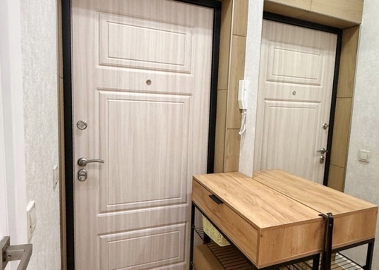 "Победа" - это жилой комплекс, имеющий прекрасную инфраструктуру и все необходимые условия для комфортной жизни: оборудованные игровые и спортивные площадки, магазины, аптеки, кафе, ТЦ «МЕГА» в шаговой доступности, новые детские сады и школы.