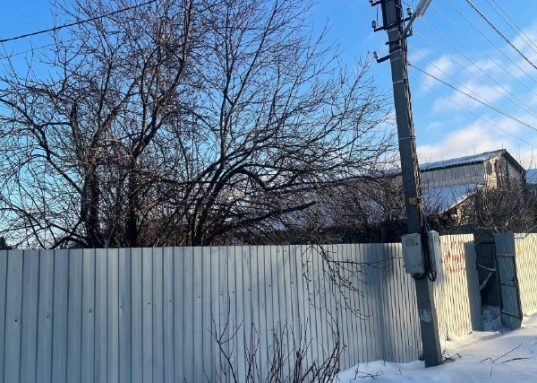 Кадышево, г. Казань, по адресу ул. Татарстан, 8А</strong>. <br /><br /><strong>Главное преимущество этого участка – полная готовность к строительству:</strong><br />• <strong>Асфальтированная дорога</strong> прямо до участка – забудьте о грязи и разбитых дорогах, комфортный подъезд в любую погоду.<br />• <strong>Электричество</strong> – подключение без проблем.<br />• <strong>Газ</strong> – возможность подведения к дому для отопления и бытовых нужд.<br />• <strong>Центральное водоснабжение</strong> – чистая вода всегда доступна.<br /><strong>ВОЗМОЖНО ПРИОБРЕТЕНИЕ ЕЩЕ 2х СОТОК У СОСЕДЕЙ!</strong><br /><br /><strong>Особенности участка:</strong><br />• <strong>Кадастровый номер:</strong> 16:50320114:23.