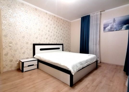 <strong>      Предлагаю купить просторную трехкомнатную квартиру в кирпичном доме в центре Авиастроительного района в 500 метрах от ст.