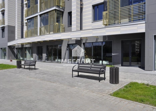 Локация:
- исторический центр города Казани
- первая линия ул. Островского
- вблизи станции метро «Суконная слобода»
- первый этаж жилого дома бизнес-класса

Описание:
- общая площадь помещения 93,7 кв.м.
- удобная планировка
- презентабельная входная группа
- место под вывеску
- большие витражные окна
- большой торговый зал
- коммуникации: водоснабжение, водоотведение, вентиляция, электроснабжение.